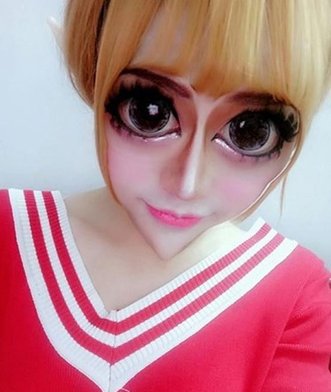 "Dao kéo" chưa đủ, Thụy Nhi còn còn thường chỉnh sửa ảnh trước khi đăng lên mạng xã hội. Nhiều lần cô nàng khiến khán giả giật mình vì sửa đến mức mắt to như trứng, cằm nhọn chọc thủng tờ giấy. Ảnh: Internet. Video "Bí quyết làm đẹp của sao Việt". Nguồn: VTC.