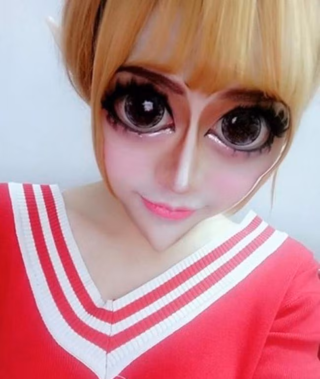 "Dao kéo" chưa đủ, Thụy Nhi còn còn thường chỉnh sửa ảnh trước khi đăng lên mạng xã hội. Nhiều lần cô nàng khiến khán giả giật mình vì sửa đến mức mắt to như trứng, cằm nhọn chọc thủng tờ giấy. Ảnh: Internet. Video "Bí quyết làm đẹp của sao Việt". Nguồn: VTC.