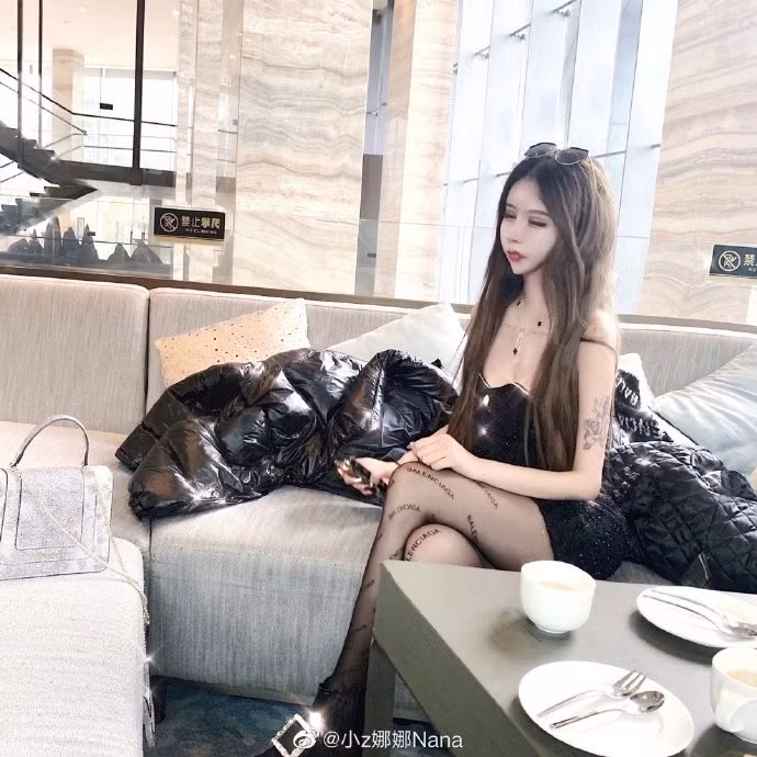 Sau hàng chục cuộc phẫu thuật thẩm mỹ, Nana khiến nhiều người ngỡ ngàng với khuôn mặt biến dạng đến mức khó nhận ra. Với đôi mắt to quá khổ, cằm và mũi đều nhọn hoắt, mặt nhỏ không cân xứng khiến cô bị nhiều người nhận xét "giống người ngoài hành tinh".