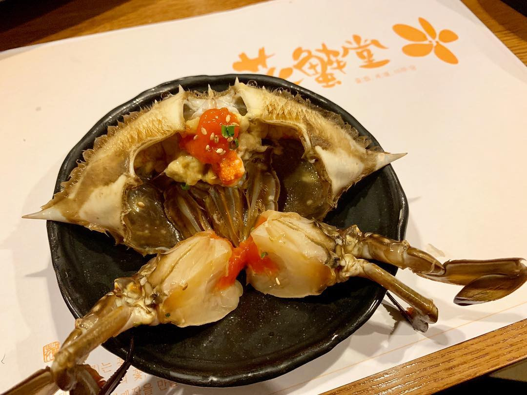 Cua sống ngâm xì dầu (Ganjang- gejang): Những chú cua mùa thu béo múp được rửa sạch, xé ra, ngâm trong xì dầu và ớt tươi Hàn Quốc cho ngấm sâu gia vị. Khi ăn, bạn sẽ không hề cảm thấy vị tanh của cua sống, thay vào đó là những hương vị thơm ngon hòa quyện vào nhau, bùng nổ trong miệng tạo nên một cảm giác rất lạ và có chút sống động.