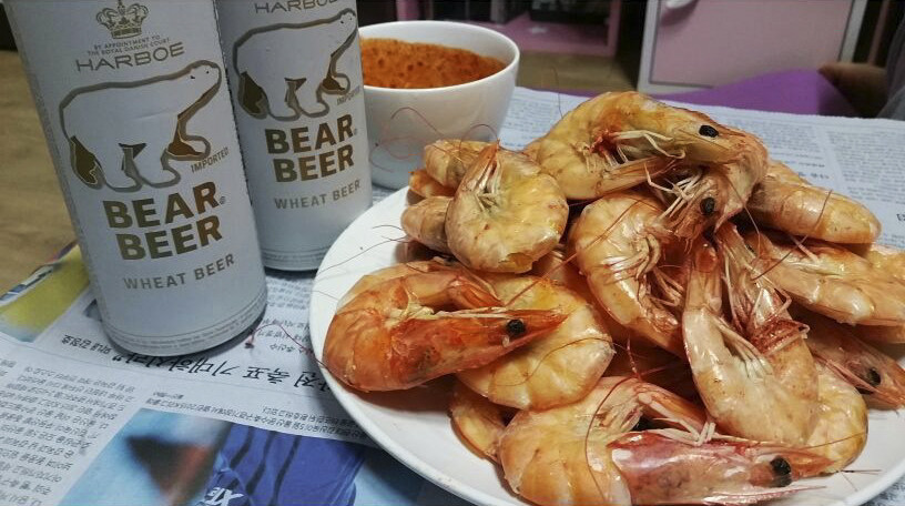 Tôm Jumbo Hàn Quốc (Daeha): Tôm Jumbo Hàn Quốc là loại tôm lớn, được đánh bắt ở những vùng biển ở phía Tây Hàn Quốc, trong đó sản lượng nhiều nhất là vùng biển Chungcheongnam-do. Loại tôm này chỉ thực sự thơm ngon vào mùa thu, đây cũng là mùa ngư dân đánh bắt tôm Jumbo với số lượng lớn nhất trong năm.