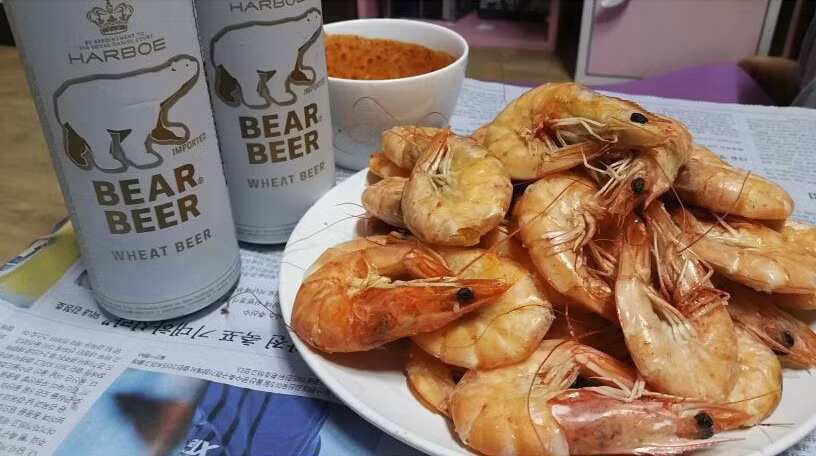 Tôm Jumbo Hàn Quốc (Daeha): Tôm Jumbo Hàn Quốc là loại tôm lớn, được đánh bắt ở những vùng biển ở phía Tây Hàn Quốc, trong đó sản lượng nhiều nhất là vùng biển Chungcheongnam-do. Loại tôm này chỉ thực sự thơm ngon vào mùa thu, đây cũng là mùa ngư dân đánh bắt tôm Jumbo với số lượng lớn nhất trong năm.