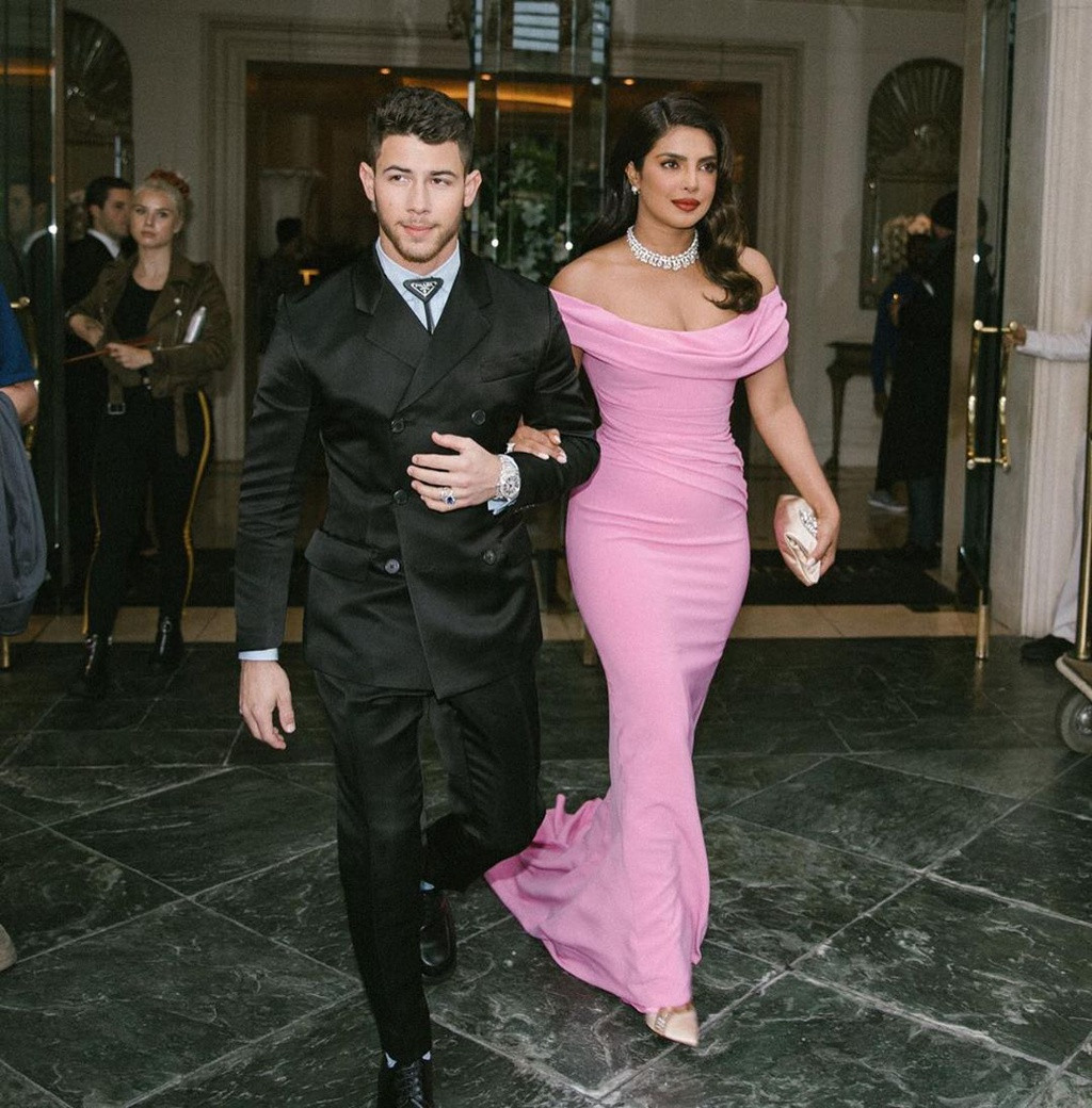 Sau khi kết hôn, nàng hậu 8X thường xuyên diện những trang phục gợi cảm táo bạo.