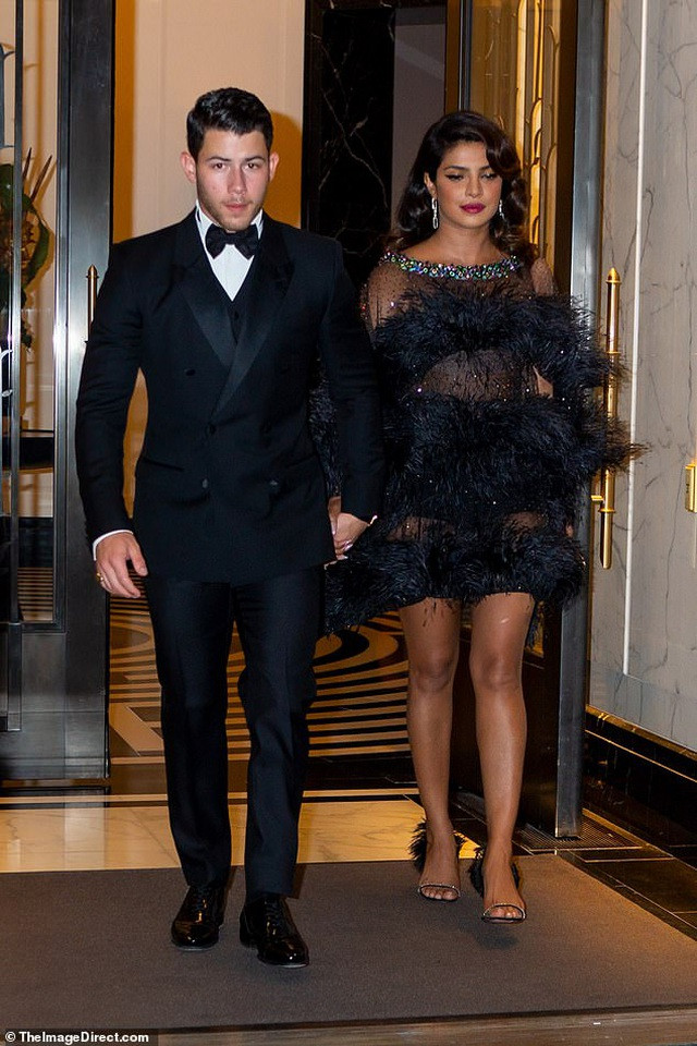 Hoa hậu Thế giới 2000 diện một chiếc đầm xuyên thấu sexy khi đi dự sinh nhật cùng chồng. Ảnh: Internet. Video "Minh Hằng chia sẻ về phong cách thời trang". Nguồn: VTC.