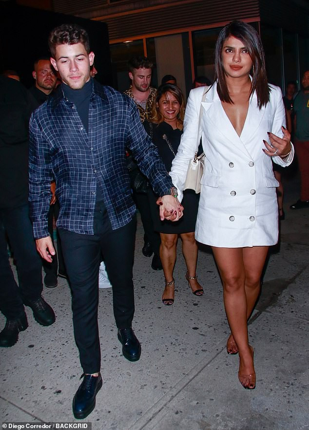 Hoa hậu Priyanka Chopra khoe vóc dáng gợi cảm với phong cách giấu quần khi cùng chồng Nick Jonas đi dự một sự kiện.