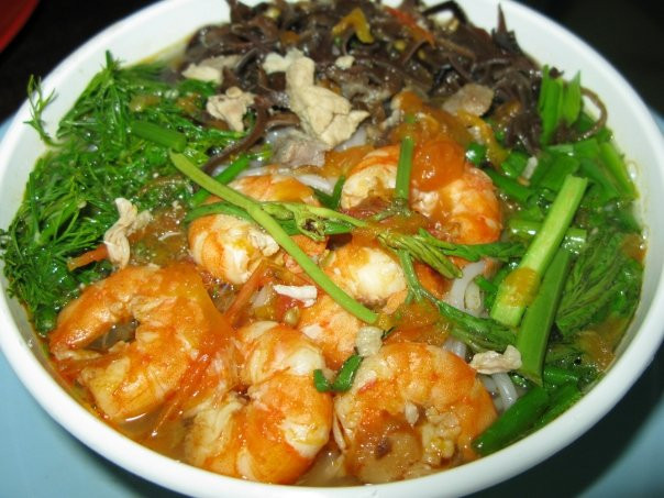 Bún tôm: Nhắc đến vùng đảo này, không ai có thể quên được món đặc sản Cát Bà nổi tiếng là bún tôm. Tôm biển nguyên con, bóc vỏ và xào tới khi săn thịt. Bún bày ra bát, thêm vài con tôm, lát chả cá, chả lá lốt vàng ươm, ít dọc mùng thái lát, nhúm hành răm, thì là rồi mới chan nước ngọt lừ ninh từ xương.