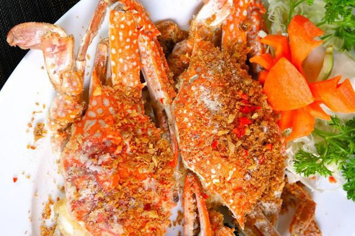 Ghẹ biển ở Cát Bà chắc thịt và ngọt. Ghẹ xanh có mai và càng màu xanh lơ, lốm đốm trắng, chọn ghẹ phải chọn những con chắc, to bằng bàn tay người lớn và khi ấn và yếm thì không bị lún xuống. Hai món thông dụng được chế biến đó là ghẹ hấp và ghẹ nướng.