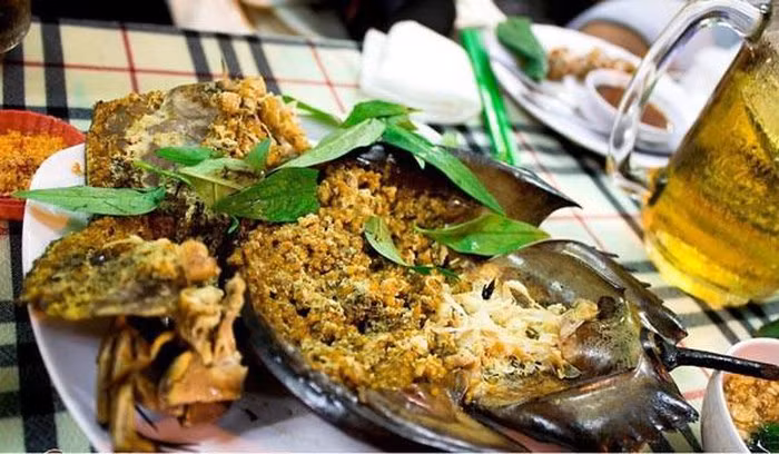 Sam biển còn có tên gọi là cua móng ngựa, dù trông chúng không có hình dạng giống loài cua chút nào. Thịt sam là món ăn vừa lạ miệng, vừa giàu dinh dưỡng. Sam ở Cát Bà thường được chế biến thành nhiều món như tiết canh, súp, gỏi, xào, bao bột rán, nướng… ăn kèm với các gia vị nóng như riềng, sả, ớt.