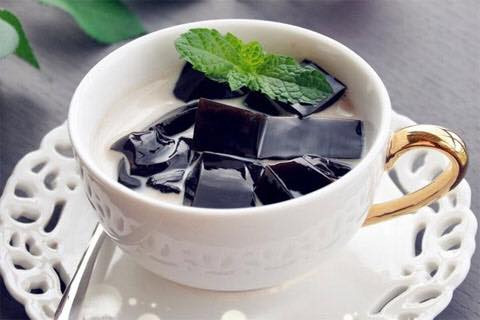 Thạch đen được ăn với nước đường, thế nhưng từ thạch người ta cũng có thể kết hợp với các nguyên liệu khác để tạo nên nhiều loại hương vị của các thức uống giải khát khác nhau, hợp với khẩu vị mỗi người.