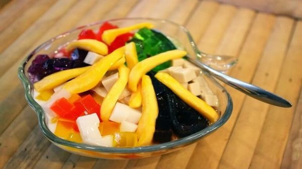 Sữa chua mít: Là một trong các món ăn vặt mùa hè dễ làm mà còn vô cùng hấp dẫn, sữa chua mít với đầy đủ các loại topping thạch, trân châu bắt mắt hòa cùng vị thơm béo của sữa và mít