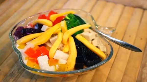 Sữa chua mít: Là một trong các món ăn vặt mùa hè dễ làm mà còn vô cùng hấp dẫn, sữa chua mít với đầy đủ các loại topping thạch, trân châu bắt mắt hòa cùng vị thơm béo của sữa và mít