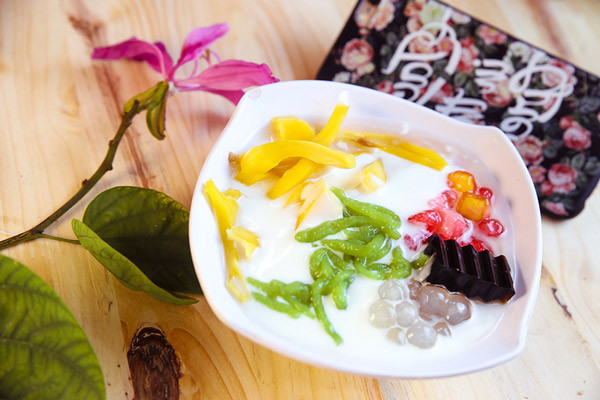 Bạn chỉ cần thái sợi mít, sau đó trộn cùng trân châu, thạch, nước cốt dừa, trộn đều lên và thưởng thức sự ngọt ngào hòa quyện. Mít giòn, ngon ăn kèm thạch và trân châu tạo nên một món ăn vặt cực đã cho mùa hè.