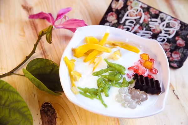 Bạn chỉ cần thái sợi mít, sau đó trộn cùng trân châu, thạch, nước cốt dừa, trộn đều lên và thưởng thức sự ngọt ngào hòa quyện. Mít giòn, ngon ăn kèm thạch và trân châu tạo nên một món ăn vặt cực đã cho mùa hè.