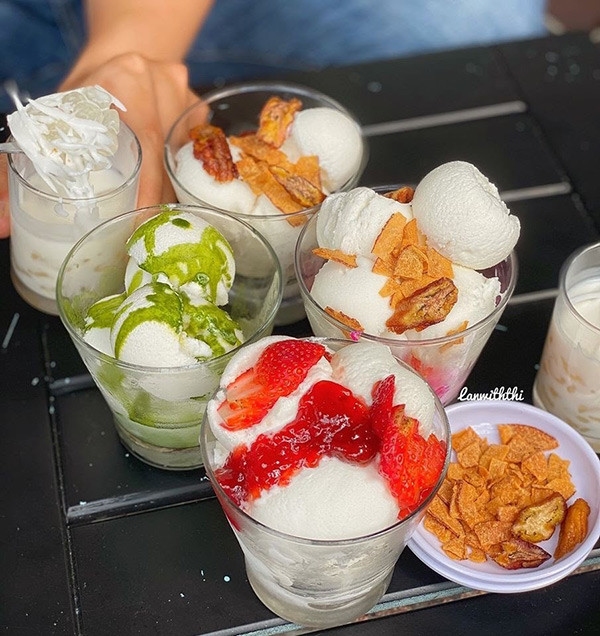 Sự kết hợp lạ lẫm từ những nguyên liệu quen thuộc đã tạo nên món ăn độc đáo, được nhiều người yêu thích ngay từ lần nếm thử đầu tiên. Với mức giá chỉ từ 20 nghìn đồng cho một ly sữa chua chân trâu, gần như ai cũng có thể thưởng thức được.