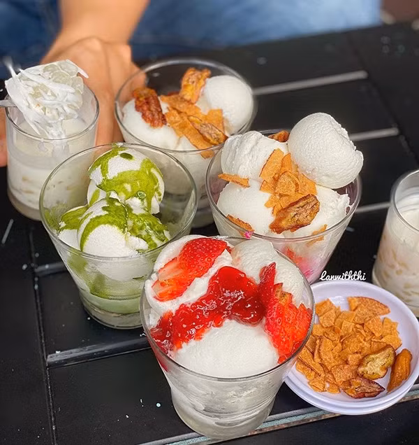 Sự kết hợp lạ lẫm từ những nguyên liệu quen thuộc đã tạo nên món ăn độc đáo, được nhiều người yêu thích ngay từ lần nếm thử đầu tiên. Với mức giá chỉ từ 20 nghìn đồng cho một ly sữa chua chân trâu, gần như ai cũng có thể thưởng thức được.