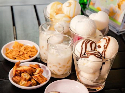 Sữa chua trân châu Hạ Long: Đây là một trong những món ăn vặt hấp dẫn được giới trẻ vô cùng yêu thích trong thời gian gần đây. Không giống như bất cứ thức ăn vặt ở đâu khác, sữa chua trân châu Hạ Long đặc biệt bởi phần trân châu được làm thành hình trụ tròn, ngập trong phần nước cốt dừa béo ngậy.