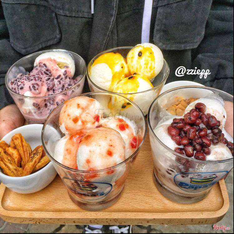 Bên cạnh đó, sữa chua trân châu Hạ Long còn mang đến hương vị mới lạ cùng visual đẹp mắt bởi rất nhiều loại topping như dừa khô, nho khô, chuối khô… được rắc lên trên.