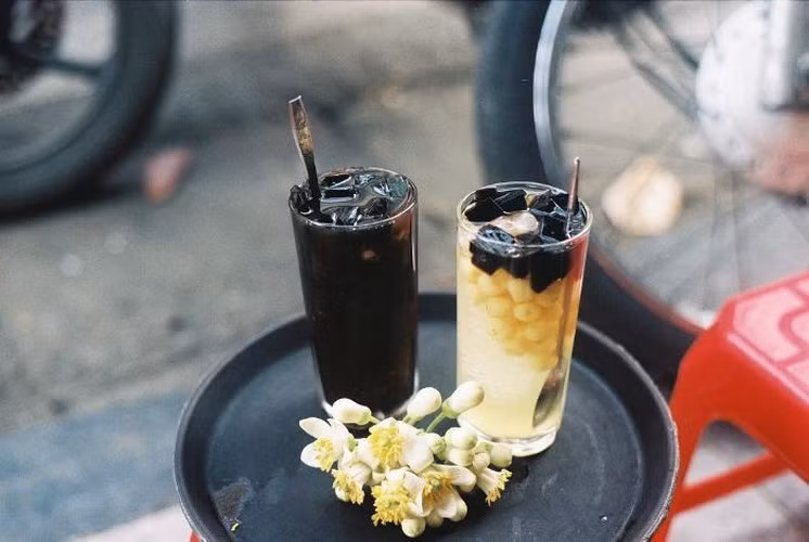 Thạch đen: Thông thường, thạch đen được ăn với nước đường hoa nhài hoặc hoa bưởi cũng đủ hấp dẫn thực khác rồi.