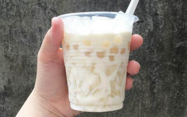 Dừa dầm tại Hà Nội hiện có 2 loại đang được bày bán. Trong đó, một loại được làm ở Hải Phòng và vận chuyển lên Hà Nội mỗi ngày, loại kia là chủ cửa hàng, quán ăn vặt tự làm theo công thức dừa dầm Hải Phòng.