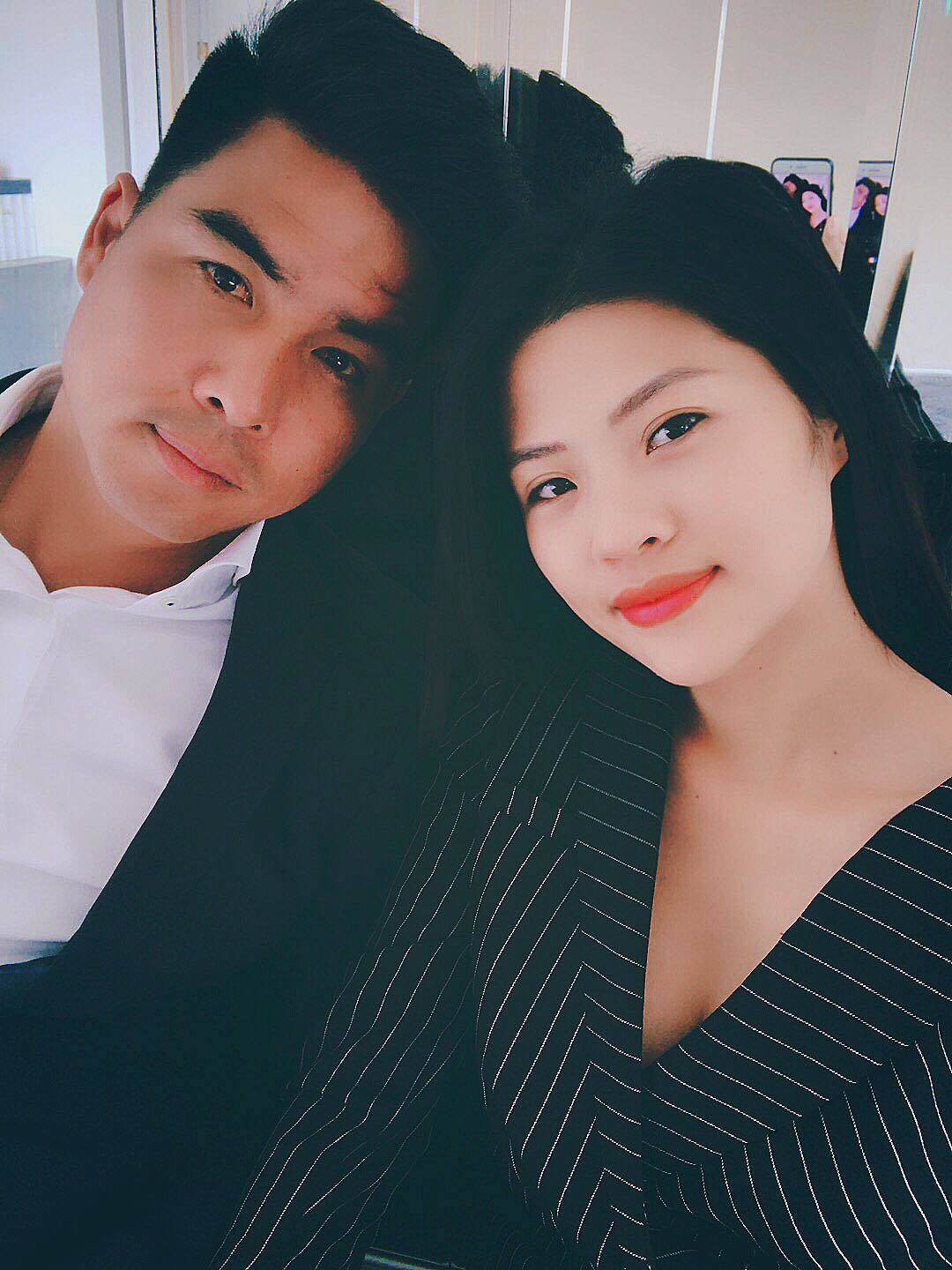 Ngat ngay truoc nhan sac xinh dep cua ba xa nha vo dich AFF Cup