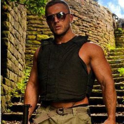 Vì muốn có thân hình cơ bắp săn chắc mà không cần tốn thời gian tập gym nên Adam không tiếc tay chi nhiều tiền cho phẫu thuật thẩm mỹ. Nhờ đó, anh đã loại bỏ được 80% mỡ thừa ra khỏi vùng lưng, ngực và bụng.