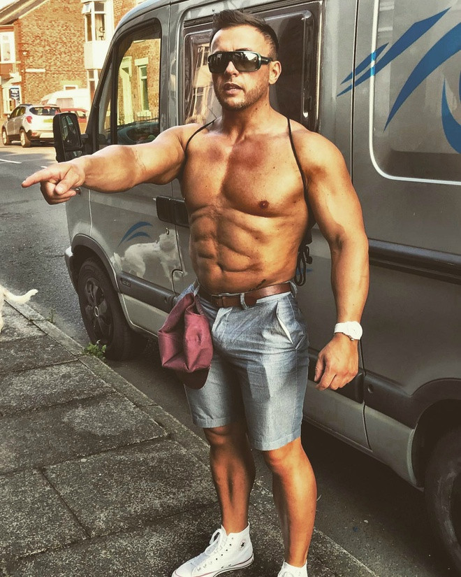 Tiêm botox có tác dụng giảm nếp nhăn, vết chân chim ở khu vực quanh mắt hay ở trán, còn filler giúp làm đầy sẹo, loại bỏ bọng mắt hoặc nếp nhăn dưới mắt. Tuy nhiên, việc tiêm botox và filler đều chỉ mang tính tạm thời, hiệu quả sẽ giảm dần theo thời gian cũng như ẩn chứa nhiều tác dụng phụ không mong muốn.