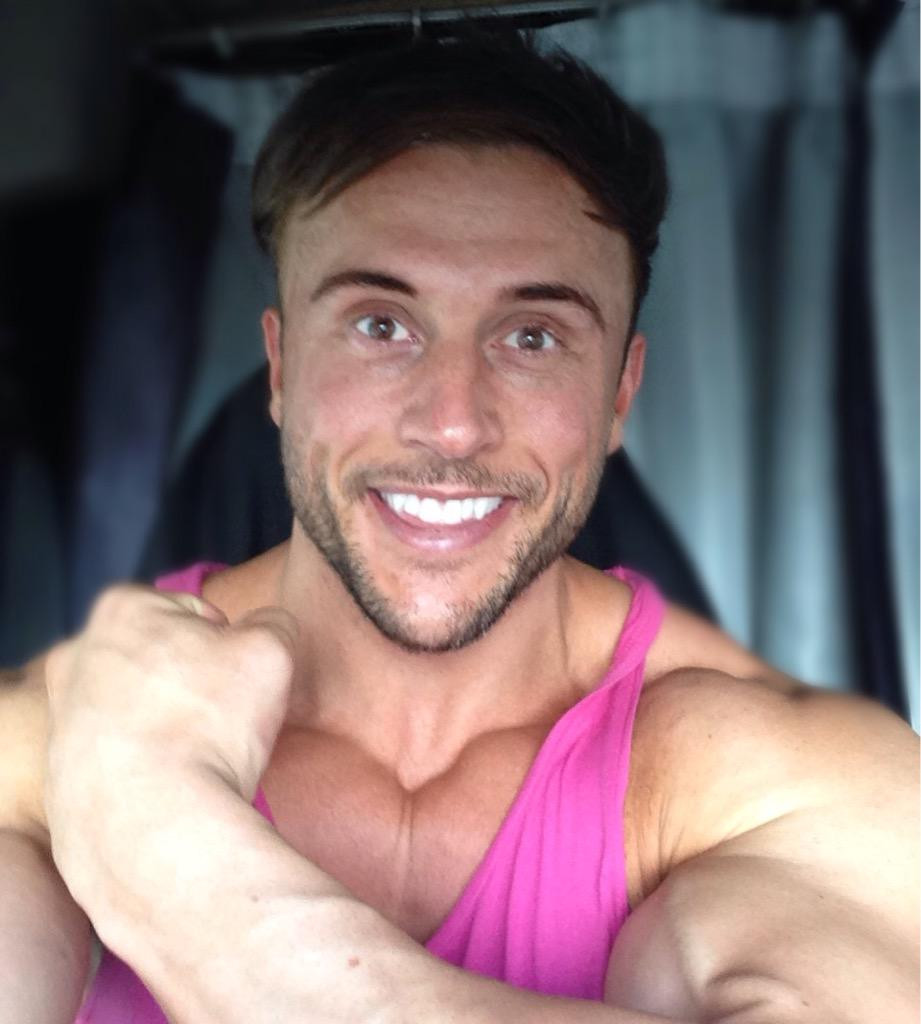 Trước đây, tháng 6/2017, anh chi 400 bảng Anh (khoảng 500 USD) mỗi tháng để tiêm botox vùng trán, tiêm filler giúp có được quai hàm nam tính, góc cạnh. Video "Bí quyết làm đẹp của sao Việt". Nguồn: VTC.