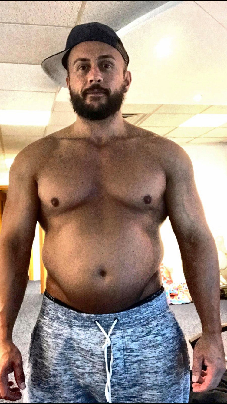 Thay vì mua quà cho bạn gái, Adam Baroni dành tất cả số tiền mình kiếm được để làm đẹp cho bản thân. Bước sang tuổi 40, anh rất dễ bị thừa cân, tích mỡ vùng bụng.