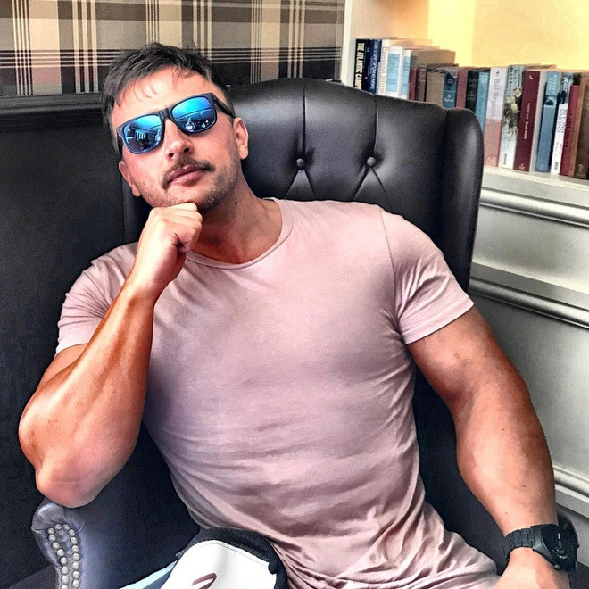 Chia sẻ về việc đi phẫu thuật tạo cơ bụng giả, nam diễn viên đăng tải tấm ảnh chụp vùng bụng được phác họa hình các múi cơ kèm chú thích: "Thật khó khăn để ăn kiêng khi ngoài 40 tuổi. Giờ đây, tôi không cần sử dụng filter mỗi lúc chụp ảnh nữa". Thậm chí, Adam còn yêu cầu bác sĩ tạo hình múi cơ nhiều hơn nhằm sở hữu ngoại hình vạm vỡ, cường tráng.