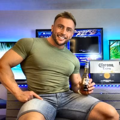 Nam diễn viên người Anh bị ám ảnh bởi vẻ ngoài hoàn hảo, thường xuyên lo lắng về ngoại hình. Trong phòng tắm nhà anh có nhiều mỹ phẩm chăm sóc da trên kệ như toner, kem dưỡng da đắt tiền, phấn bronzer…