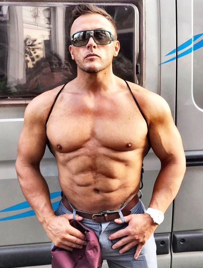 Người đàn ông 42 tuổi từng chi khoản tiền lên đến 20.000 bảng Anh (hơn 25.000 USD) để tiêm botox, filler, đồng thời tạo cơ bụng 6 múi giả.