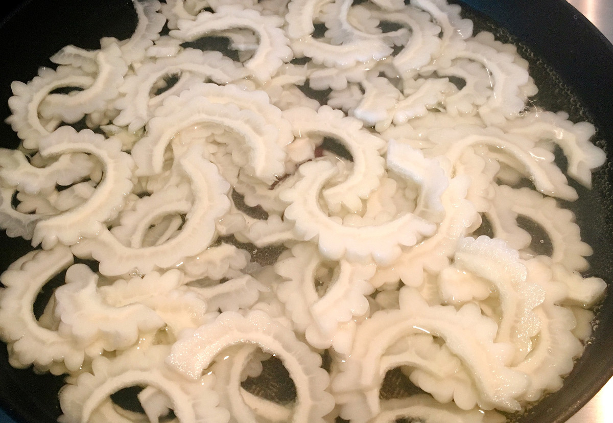 Trong đó, cách chế biến đơn giản nhất của món ăn là xào với thịt hay trứng và đậu phụ.