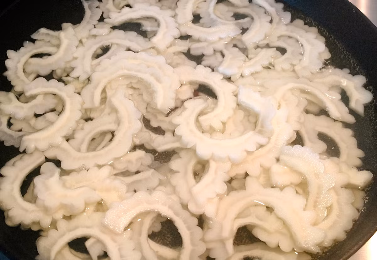 Trong đó, cách chế biến đơn giản nhất của món ăn là xào với thịt hay trứng và đậu phụ.