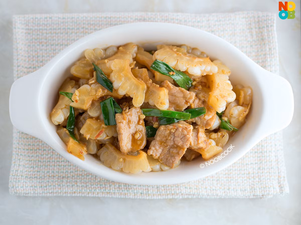 Ngoài ra, mướp đắng thì được chế biến được rất nhiều món từ xào, nấu canh với tôm cá, hến hàu hay thịt heo, thịt bò đều được cả.