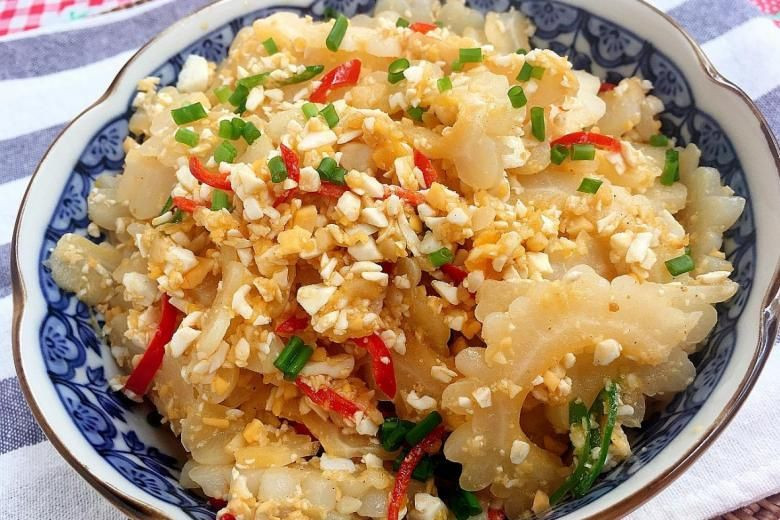 Cũng giống như hầu hết các loại rau củ khác, mướp đắng chứa rất ít năng lượng. Vì vậy, bạn có thể duy trì cân nặng hoặc giảm cân bằng cách sử dụng mướp đắng. Ảnh: Internet. Mời độc giả theo dõi video "Chế biến món ngon từ nấm đông cô". Nguồn: VTC.