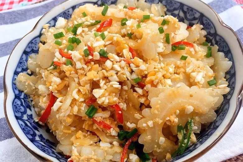 Cũng giống như hầu hết các loại rau củ khác, mướp đắng chứa rất ít năng lượng. Vì vậy, bạn có thể duy trì cân nặng hoặc giảm cân bằng cách sử dụng mướp đắng. Ảnh: Internet. Mời độc giả theo dõi video "Chế biến món ngon từ nấm đông cô". Nguồn: VTC.