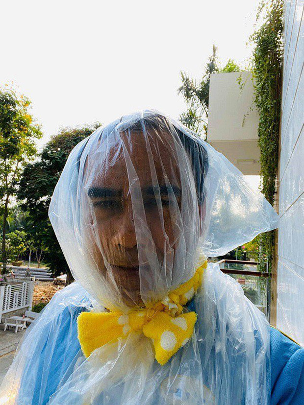 Nghệ sĩ Quyền Linh khiến khán giả không khỏi bật cười khi trùm áo túi nhựa kín mít từ đầu đến vai.