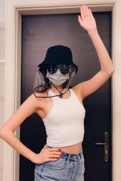 Hoa hậu Khánh Vân khoe chiếc mũ bảo hộ mới mua. Trào lưu đội mũ bảo hộ đang được ưa chuộng vì có tính thẩm mỹ, chống nắng, góp phần ngăn chặn bụi, vi khuẩn, virus...