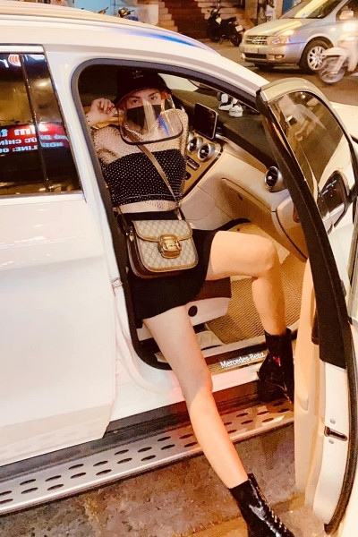 Trà Ngọc Hằng đội thiết kế kết hợp giữa mũ bucket cùng miếng nhựa trong suốt, che chắn toàn bộ phần mặt.