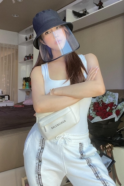 Diệp Lâm Anh cũng là một trong những sao Việt lăng xê mốt đội mũ bảo hộ phòng Covid-19.