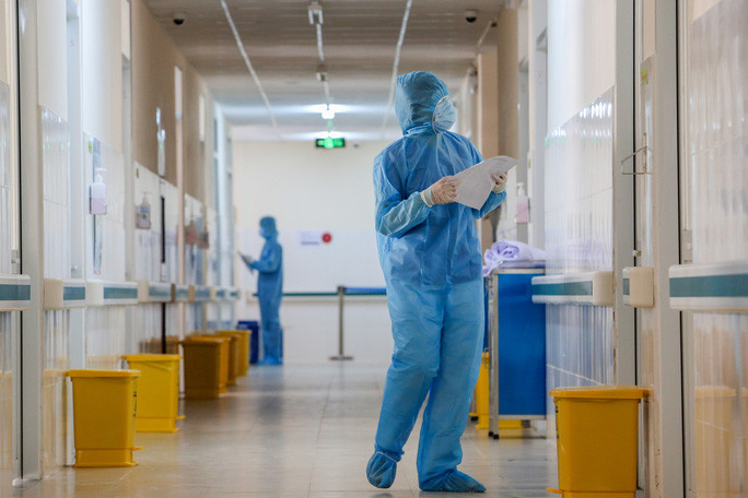 Về trang thiết bị, bệnh viện sử dụng các trang thiết bị sẵn có của Trung tâm Y tế Cần Giờ. Ngoài ra, nơi này còn được lắp đặt thêm 20 phòng áp lực âm. Ảnh: NLĐ. 