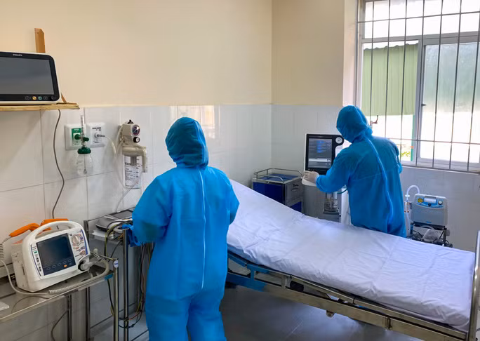 Các chỉ định X quang, siêu âm, xét nghiệm sẽ được thực hiện tại chỗ nhằm hạn chế tối đa nguy cơ lây nhiễm. Ảnh: NLĐ.