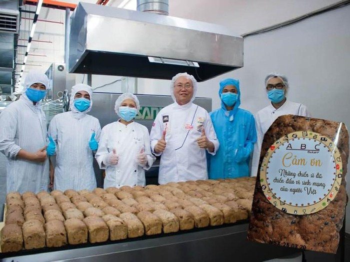 Ông Kao Siêu Lực cho biết sau thời gian nghiên cứu, tìm tòi đã cho ra đời loại bánh chỉ cần ăn hai lát là đủ dinh dưỡng cho một bữa ăn và có thể trữ lạnh cả tháng. Bánh được làm từ bột mì đen giàu chất xơ, trộn với sữa, phô mai, khoai lang Nhật, hạt óc chó và mật ong nên rất bảo đảm dinh dưỡng. Ảnh: Zing.