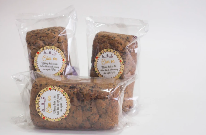 Trong giai đoạn dịch bệnh COVID-19 đang ngày càng phức tạp, doanh nhân Kao Siêu Lực, chủ thương hiệu bánh ABC, đã tìm tòi, sản xuất các loại bánh mì dinh dưỡng để ủng hộ y, bác sĩ. Ảnh: PLO.