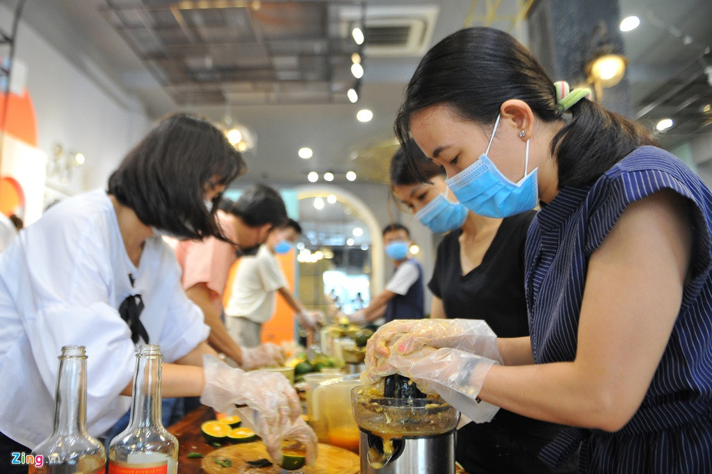 Nhóm hơn 10 người làm nước cam bắt đầu từ 7h30 ngày 27/3. Hôm nay cũng là ngày đầu tiên các bạn làm công việc này. Được biết, Đăng Khoa và nhóm bạn thống nhất duy trì hoạt động khoảng 10 ngày liên tục, sau đó tùy vào điều kiện thực tế sẽ quyết định có tiếp tục hay không. Ảnh: Zing.