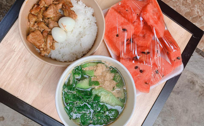 Mỗi ngày, chị Thủy đã nấu hơn 100 suất cơm, chè, tự tay vận chuyển đến Bệnh viện Bệnh Nhiệt đới Trung ương cơ sở 2 để gửi tặng đội ngũ y, bác sĩ. Ảnh: Lê Phú/Báo Tin tức.