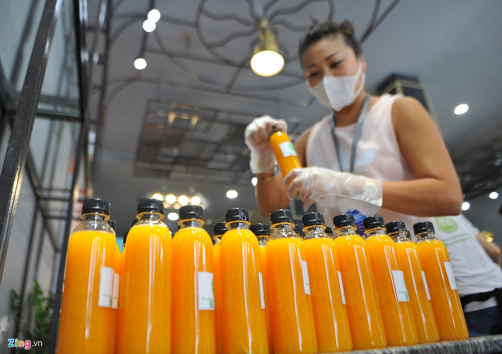 Mỗi ngày nhóm làm khoảng 800-1.000 chai nước cam loại vừa (khoảng 300 ml). Hiện mọi người đã liên hệ với Bệnh viện Bệnh Nhiệt đới, Bệnh viện Chợ Rẫy, các khu cách ly tại Nhà Bè, Củ Chi, quận 7... để xác nhận nhu cầu của y bác sĩ và nhân viên y tế. Trong ngày đầu tiên của chiến dịch (27/3), 800 phần nước cam và bánh tươi cũng đã được các bạn trẻ này gửi đến đội ngũ y tế Bệnh viện Bệnh nhiệt đới TP.HCM. Ảnh: Zing.