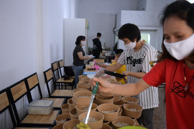 Để chuẩn bị các suất ăn đầy đủ dinh dưỡng tặng các y bác sĩ, chị Thủy, dậy từ 5h sáng, tự tay đi chợ chọn những thực phẩm tươi ngon nhất. Ảnh: Lê Phú/ Báo Tin tức.