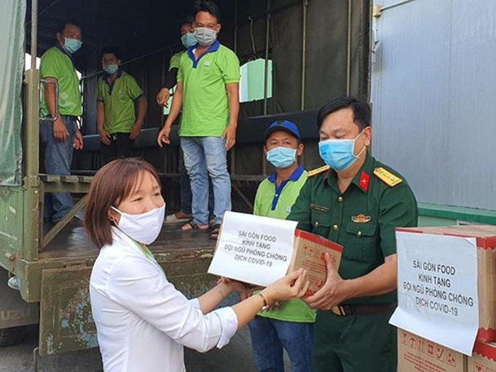 Ngày 25/3, Công ty cổ phần Sài Gòn Food đã gửi đến Ủy ban MTTQ TP.HCM 20.000 gói cháo yến tươi ăn liền cho các y, bác sĩ và nhân viên y tế các bệnh viện. Một đại diện công ty chia sẻ: "20.000 gói cháo tươi là lời cám ơn chân thành của đội ngũ nhân viên công ty gửi đến đội ngũ y, bác sĩ và hàng trăm nhân viên đang ở tuyến đầu chống dịch". Ảnh: PLO. Video "Thêm 30 bệnh nhân mắc Covid-19 được xuất viện". Nguồn: VTC Now.
