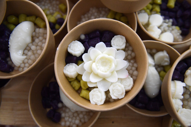 Ngoài suất cơm, chị Thủy còn nấu thêm chè gửi tặng các y, bác sĩ. Các phần chè còn được chị trang trí hấp dẫn. Ảnh: Lê Phú/Báo Tin tức.